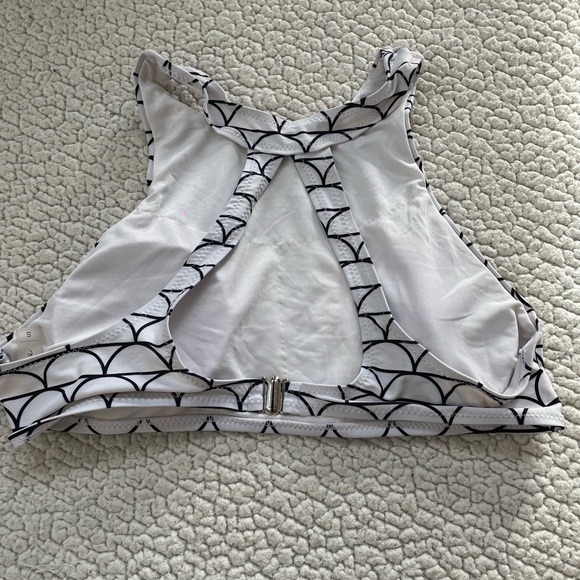 Cupshe Girl’s Swimsuit Top! - Picture 2 of 3